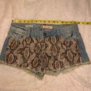 Hot Kiss | Cici Short